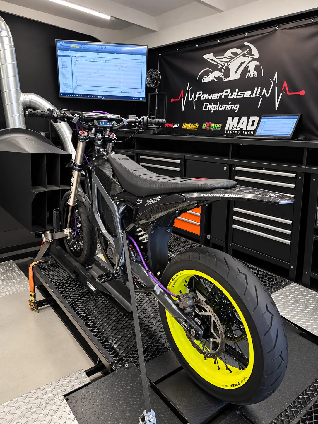 Modifikuotas Surron elektrinis motociklas ant PowerPulse galios matavimo stendo