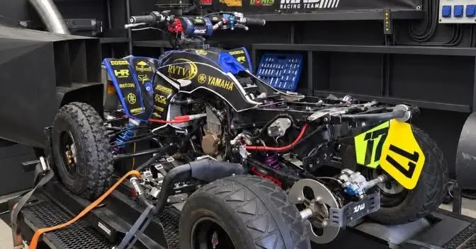 Sportinis keturratis ant PowerPulse galios stendo