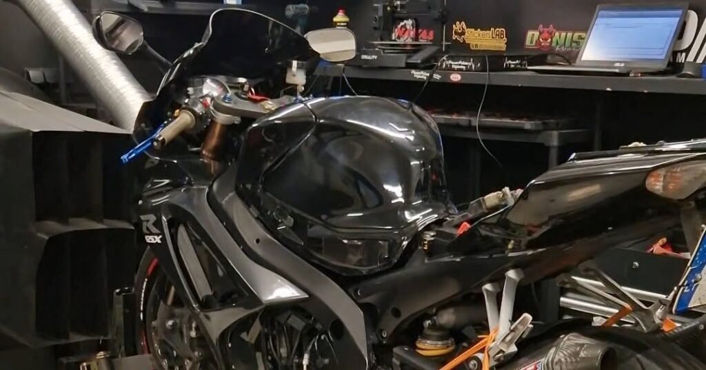 Suzuki GSXR1000 2008 motociklas ant PowerPulse galios matavimo stendo.