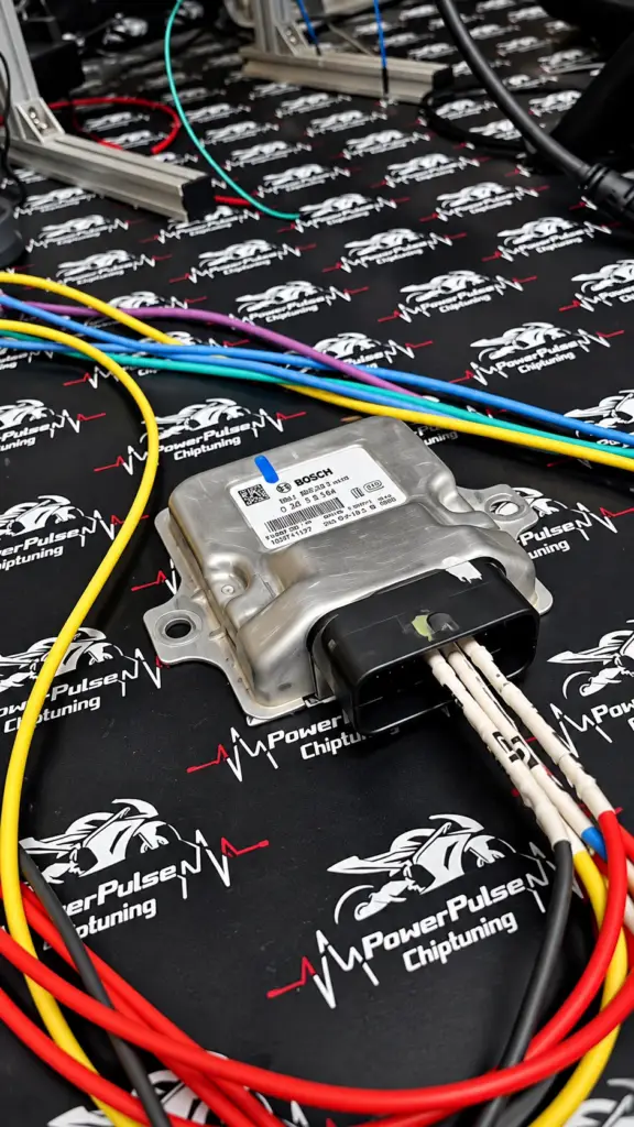 CFMOTO 500 cm³ keturračio Bosch MSE8.0 variklio valdymo blokas ant PowerPulse darbo stalo