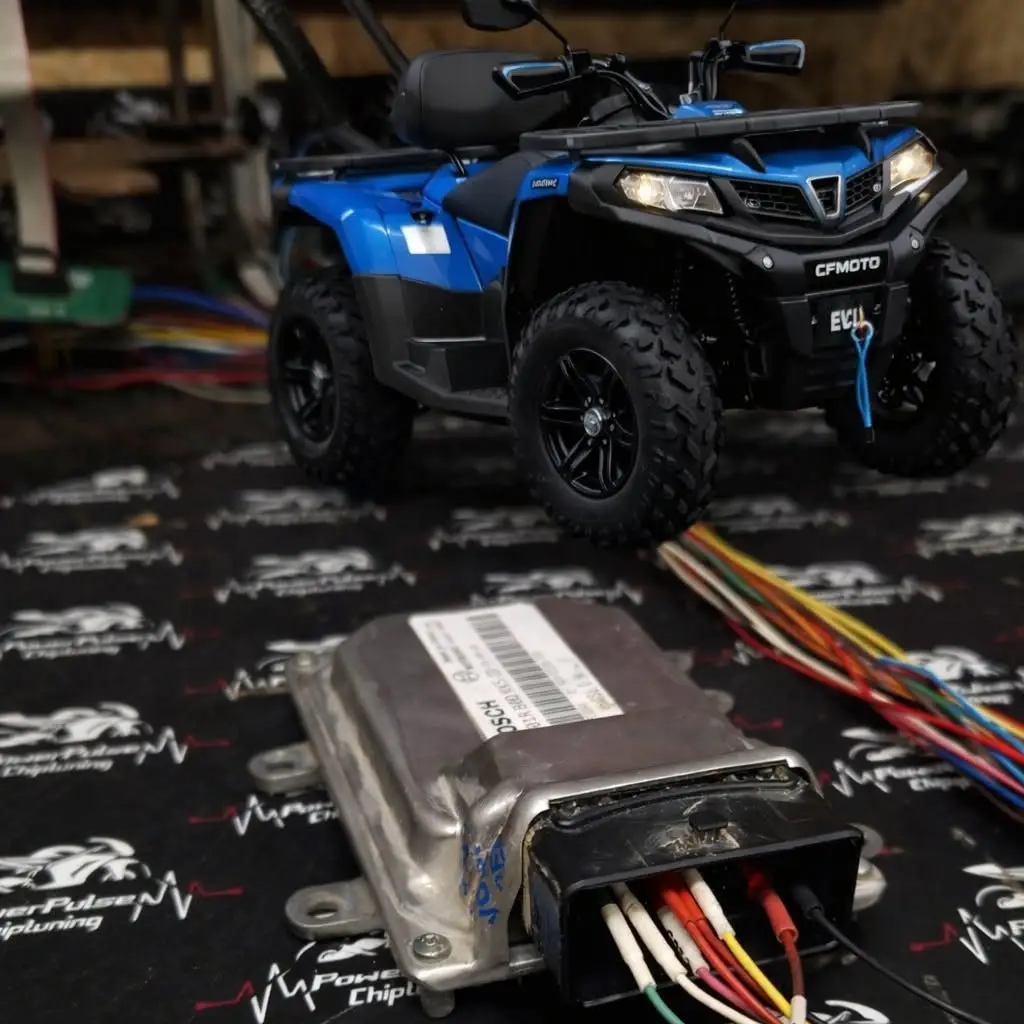 Mėlynas CFMOTO keturratis ir prie programavimo laidų prijungtas ECU ant PowerPulse kilimėlio